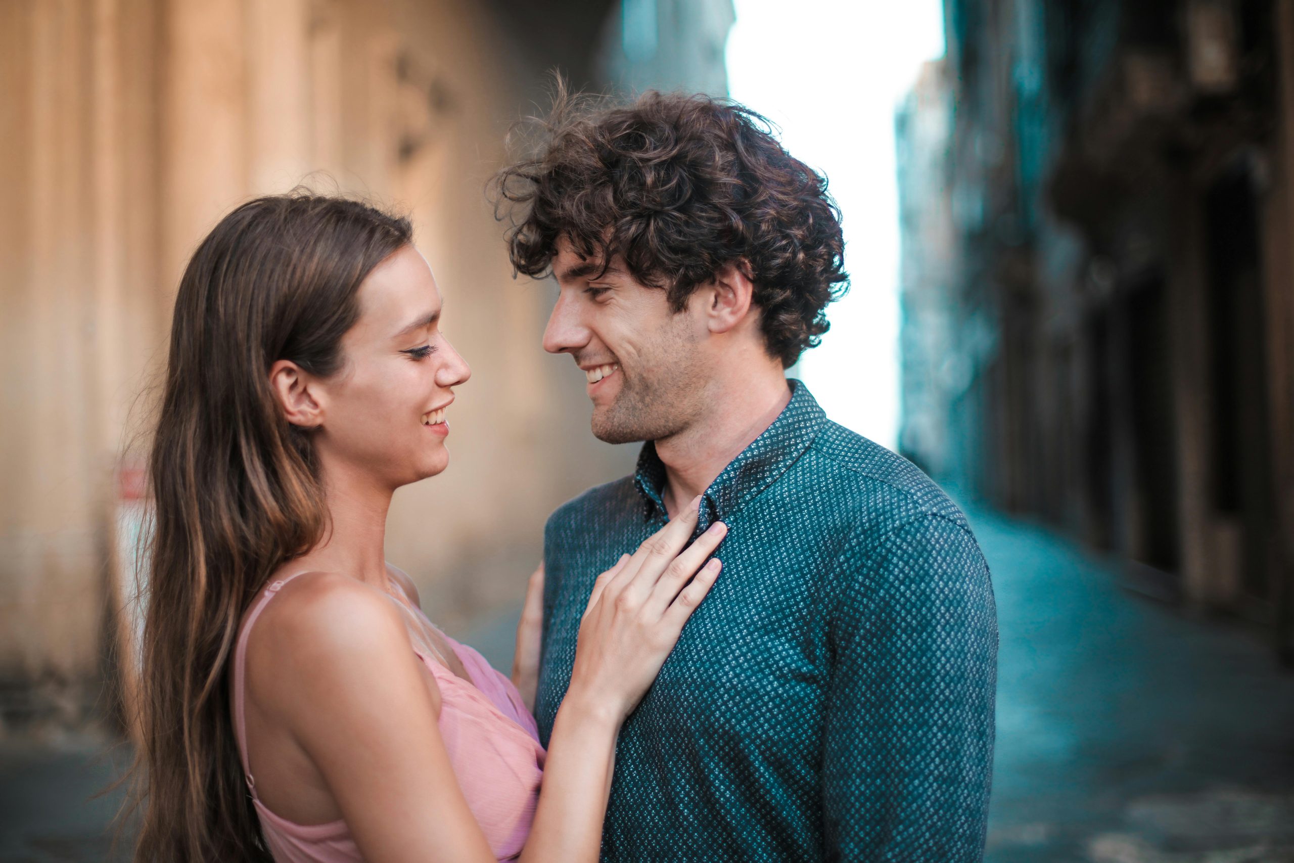 How To Flirt With A Guy-Full Guide